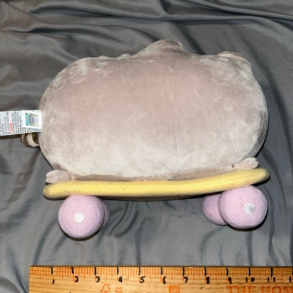 Pusheen the cat .cat on a skateboard 2018 Barnes and noble - Picture 4 of 7